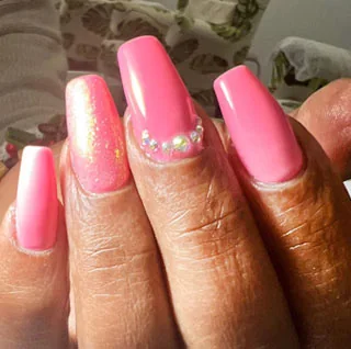 Trabajo de uñas del salón Missuñas, acabado natural cuidado