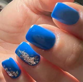 Detalle de manicura realizada en el salón Missuñas