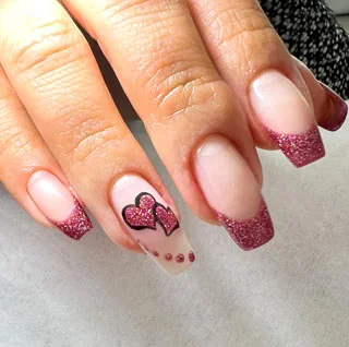 Resultado de manicura del salón Missuñas en tonos cálidos