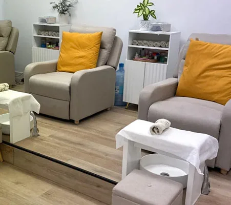 Interior del salón Missuñas, con cabina de manicura preparada para atender clientas